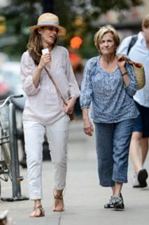 Amanda Peet feet photo thumbnail