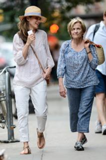 Amanda Peet feet photo thumbnail