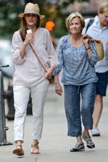 Amanda Peet feet photo thumbnail