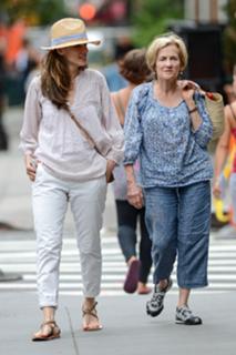 Amanda Peet feet photo thumbnail