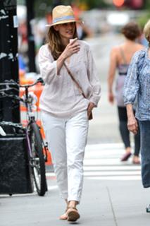 Amanda Peet feet photo thumbnail