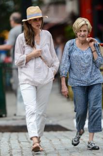 Amanda Peet feet photo thumbnail