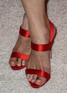 Amanda Righetti feet photo thumbnail