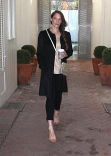 Amanda Righetti feet photo thumbnail