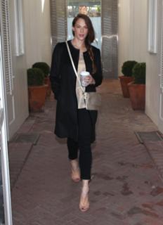 Amanda Righetti feet photo thumbnail