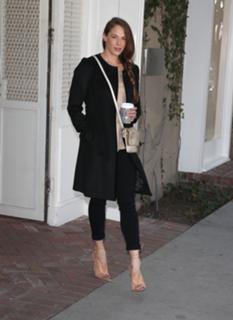 Amanda Righetti feet photo thumbnail