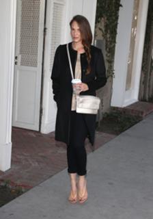 Amanda Righetti feet photo thumbnail