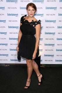 Amanda Righetti feet photo thumbnail