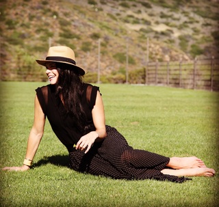 Amanda Righetti feet photo thumbnail