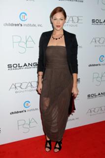 Amanda Righetti feet photo thumbnail