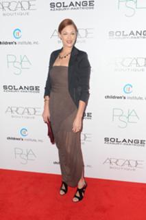 Amanda Righetti feet photo thumbnail