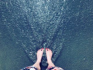 Amanda Righetti feet photo thumbnail