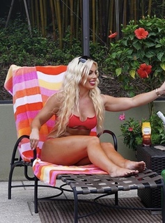 Amanda Saccomanno feet photo thumbnail