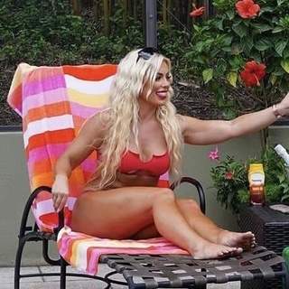 Amanda Saccomanno feet photo thumbnail