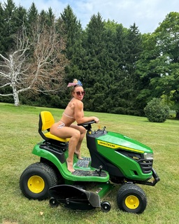 Amanda Saccomanno feet photo thumbnail