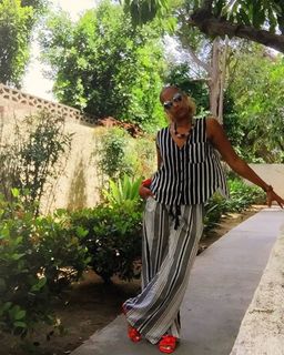 Amanda Seales feet photo thumbnail