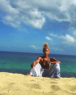 Amanda Seales feet photo thumbnail