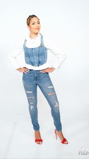Amanda Seales feet photo thumbnail