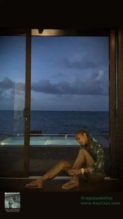 Amanda Seales feet photo thumbnail
