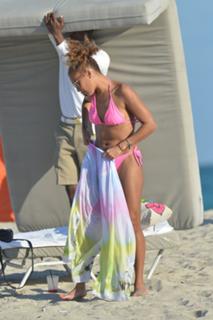 Amanda Seales feet photo thumbnail
