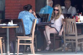 Amanda Seyfried feet photo thumbnail