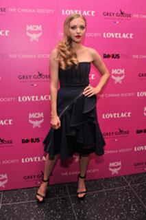 Amanda Seyfried feet photo thumbnail