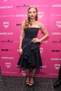 Amanda Seyfried feet photo thumbnail