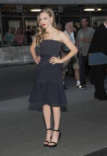Amanda Seyfried feet photo thumbnail