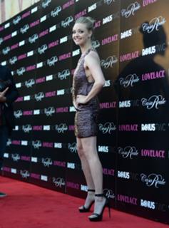 Amanda Seyfried feet photo thumbnail
