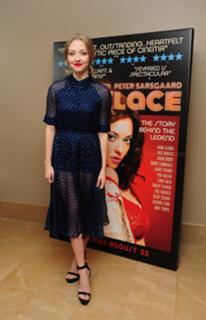Amanda Seyfried feet photo thumbnail