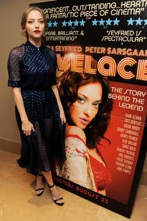 Amanda Seyfried feet photo thumbnail