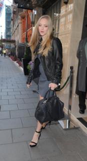 Amanda Seyfried feet photo thumbnail