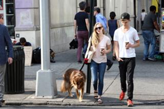 Amanda Seyfried feet photo thumbnail