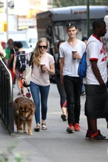 Amanda Seyfried feet photo thumbnail
