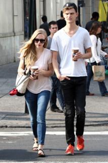 Amanda Seyfried feet photo thumbnail