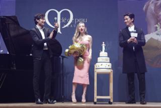 Amanda Seyfried feet photo thumbnail