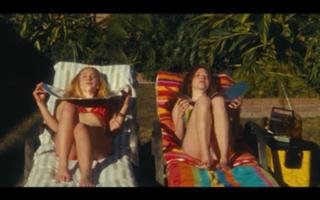 Amanda Seyfried feet photo thumbnail