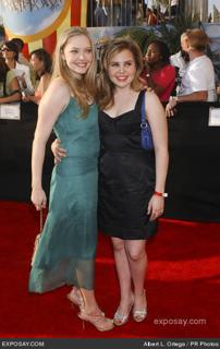 Amanda Seyfried feet photo thumbnail