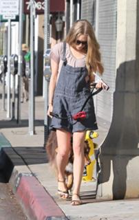 Amanda Seyfried feet photo thumbnail
