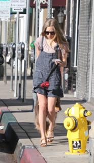 Amanda Seyfried feet photo thumbnail