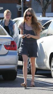 Amanda Seyfried feet photo thumbnail