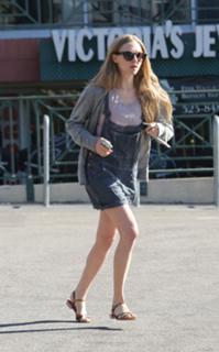 Amanda Seyfried feet photo thumbnail