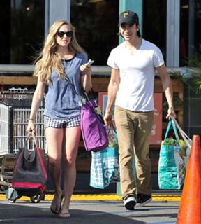Amanda Seyfried feet photo thumbnail