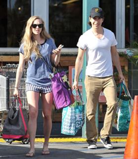 Amanda Seyfried feet photo thumbnail