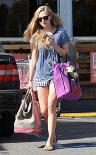 Amanda Seyfried feet photo thumbnail