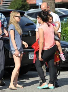Amanda Seyfried feet photo thumbnail