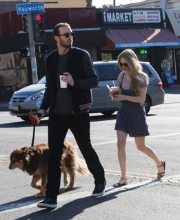 Amanda Seyfried feet photo thumbnail