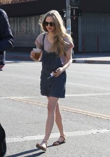 Amanda Seyfried feet photo thumbnail