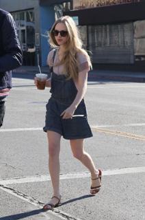 Amanda Seyfried feet photo thumbnail