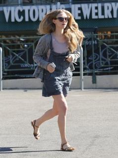 Amanda Seyfried feet photo thumbnail